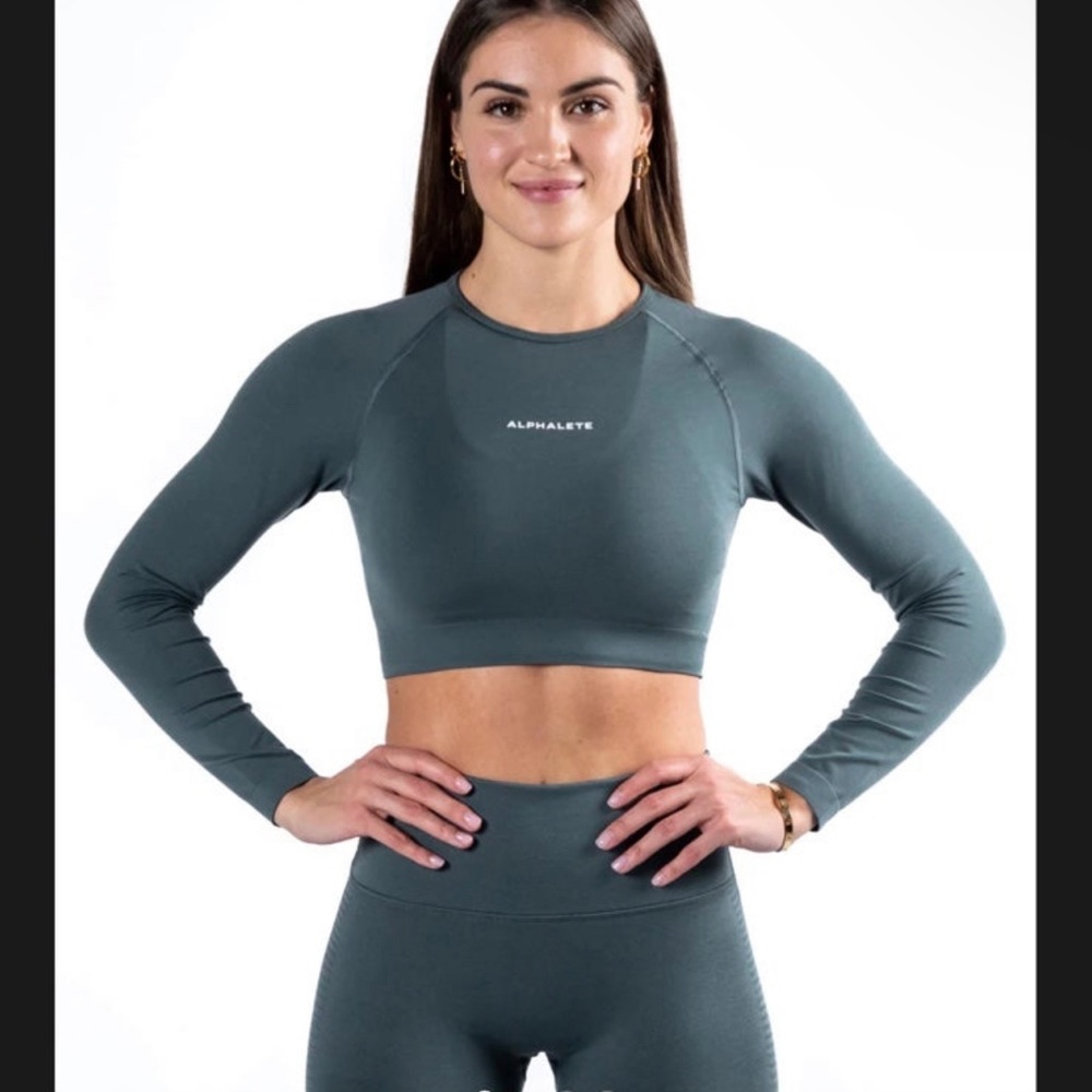 ALPHALETE Charcoal Long sleeve Crop Top